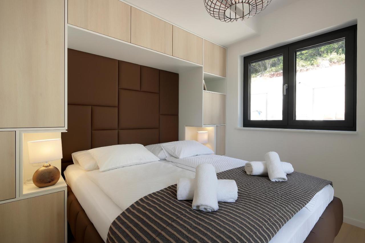 Modena Maris-heated Pool-grill-relax-jacuzzi *