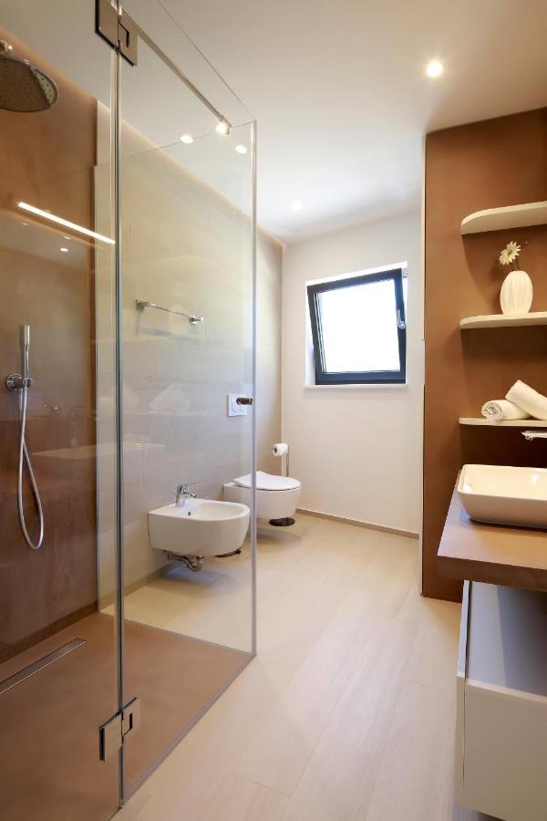 Modena Maris-heated Pool-grill-relax-jacuzzi