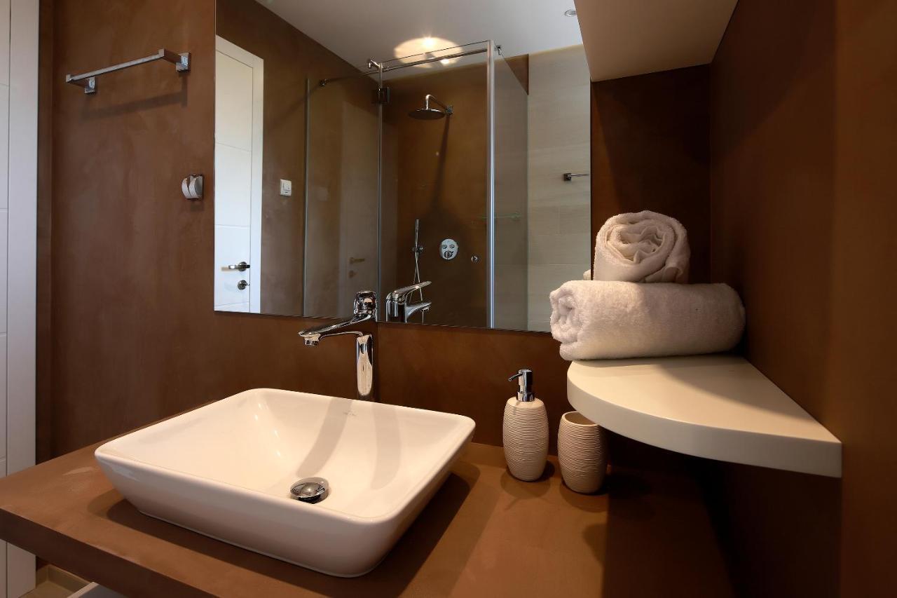 Modena Maris-heated Pool-grill-relax-jacuzzi *