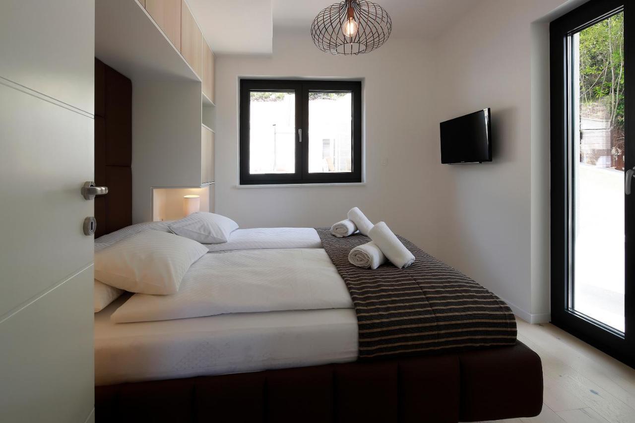 Modena Maris-heated Pool-grill-relax-jacuzzi