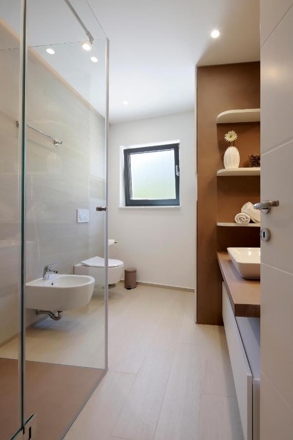 Modena Maris-heated Pool-grill-relax-jacuzzi *