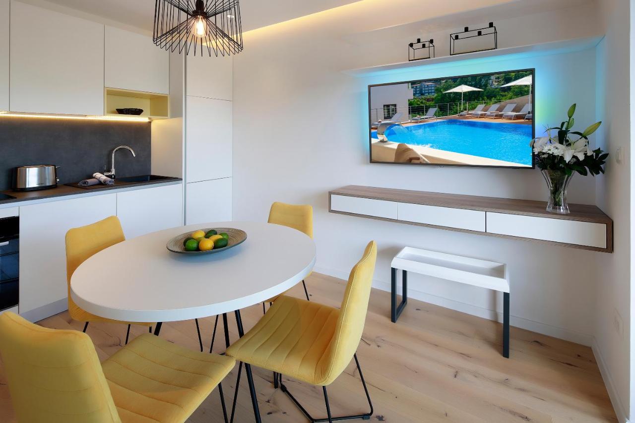 Modena Maris-heated Pool-grill-relax-jacuzzi *