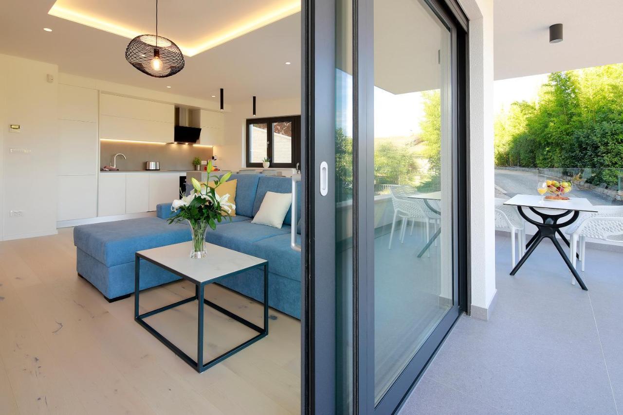 Modena Maris-heated Pool-grill-relax-jacuzzi *