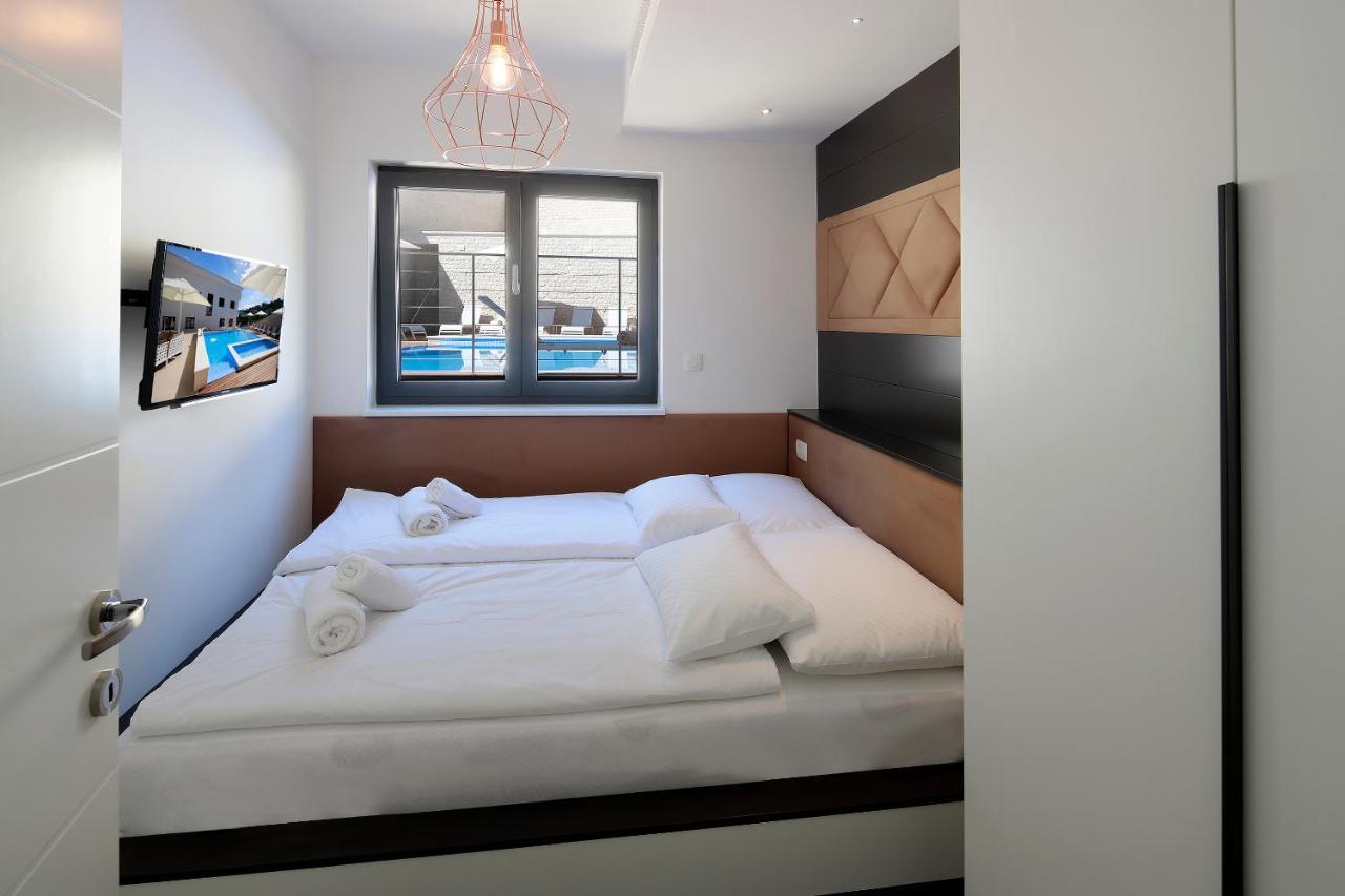 Modena Maris-heated Pool-grill-relax-jacuzzi Icici