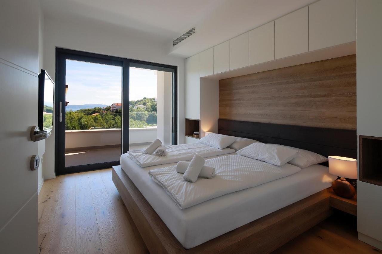 Modena Maris-heated Pool-grill-relax-jacuzzi *