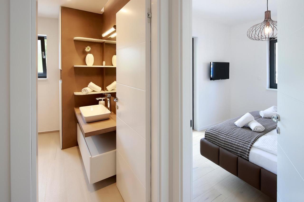 Modena Maris-heated Pool-grill-relax-jacuzzi