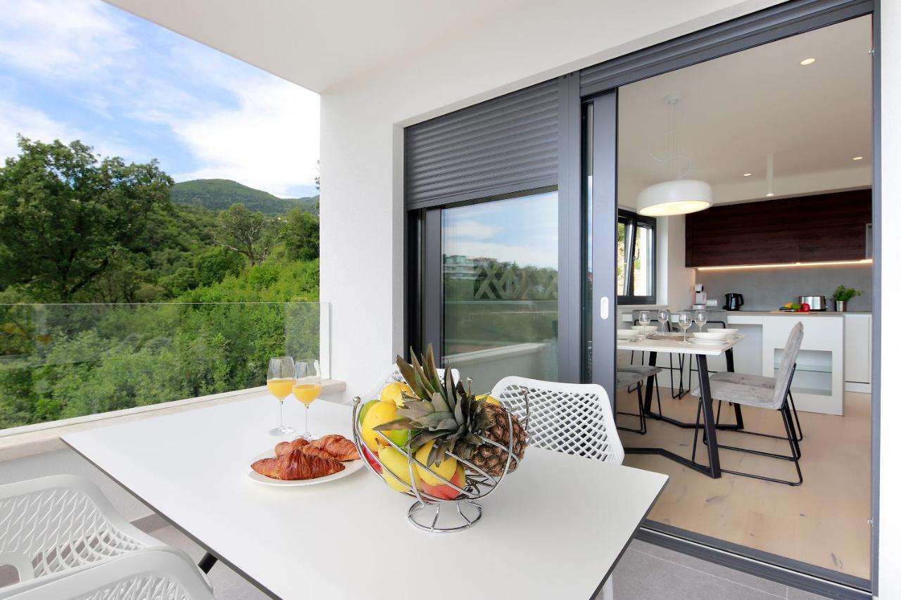 Modena Maris-heated Pool-grill-relax-jacuzzi