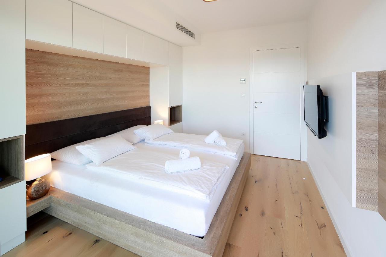 Modena Maris-heated Pool-grill-relax-jacuzzi * Icici